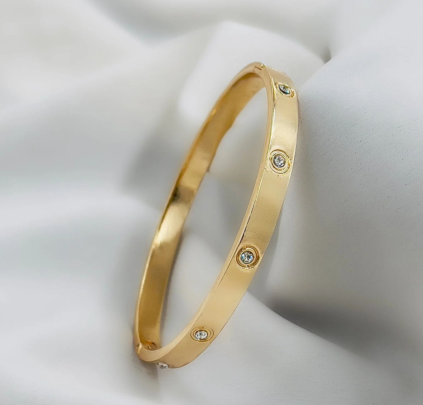 Golden Bracelet with Synthetic/Imitation Stone – Elegance Redefined