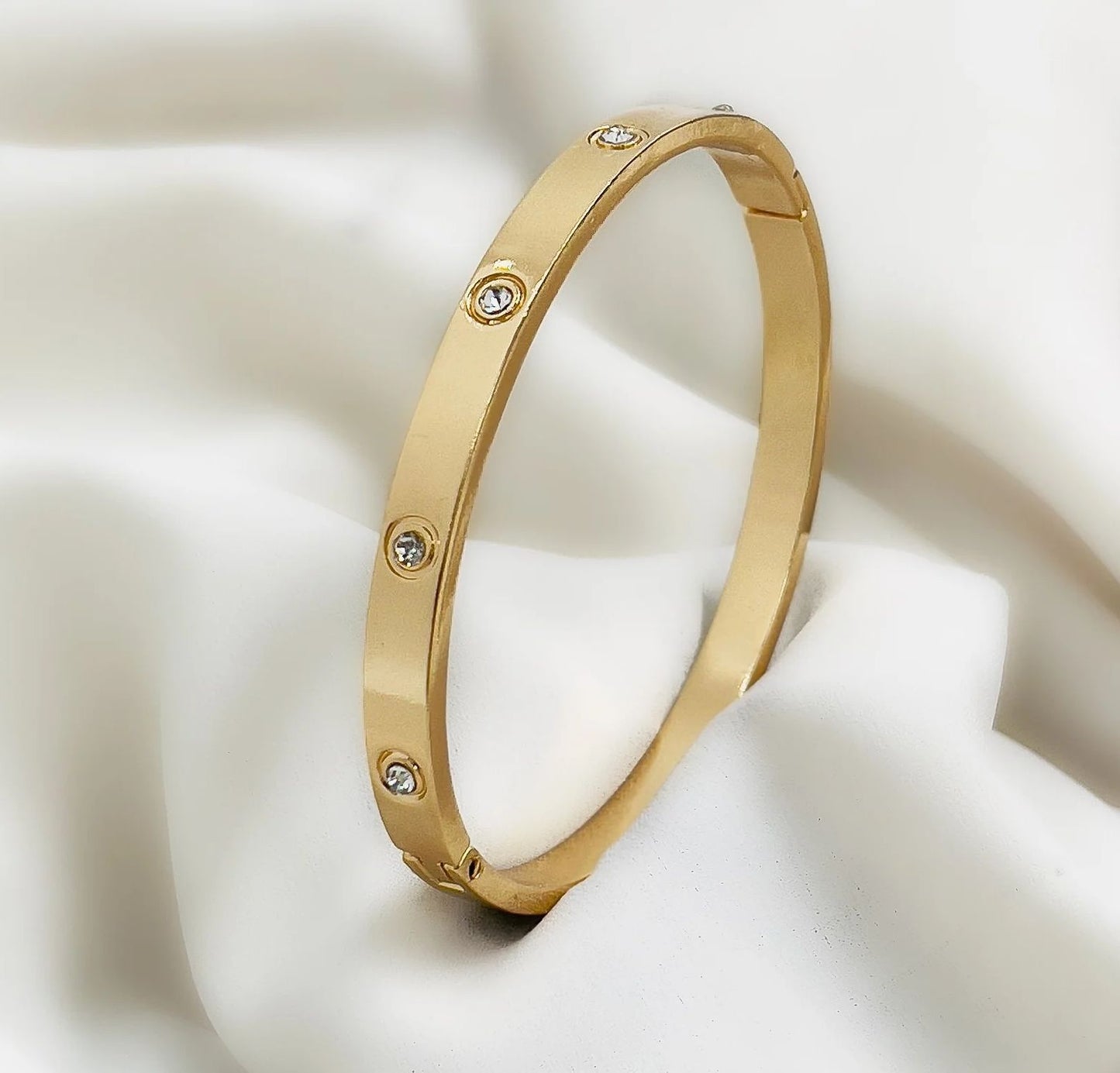 Golden Bracelet with Synthetic/Imitation Stone – Elegance Redefined