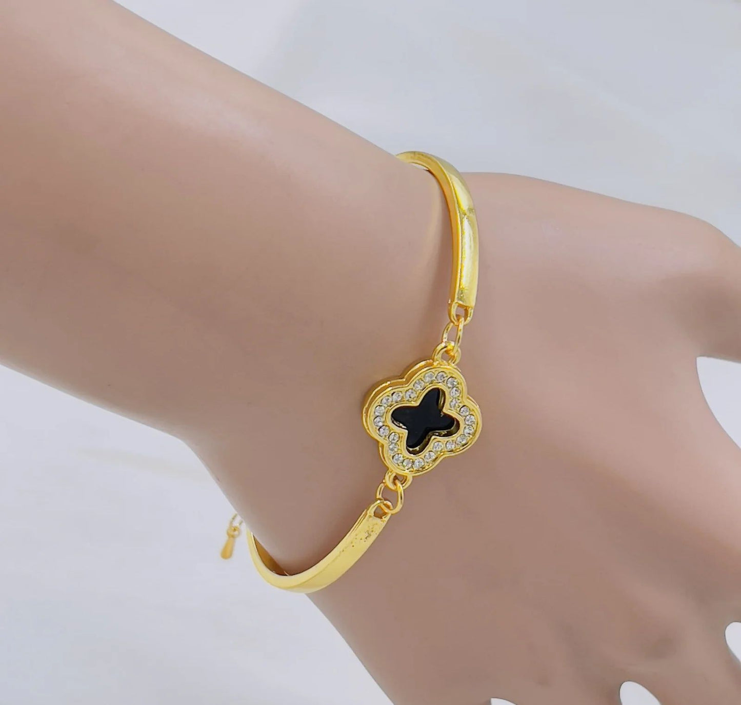 Golden Clover Openable Bracelet – Timeless Elegance for Every Occasion