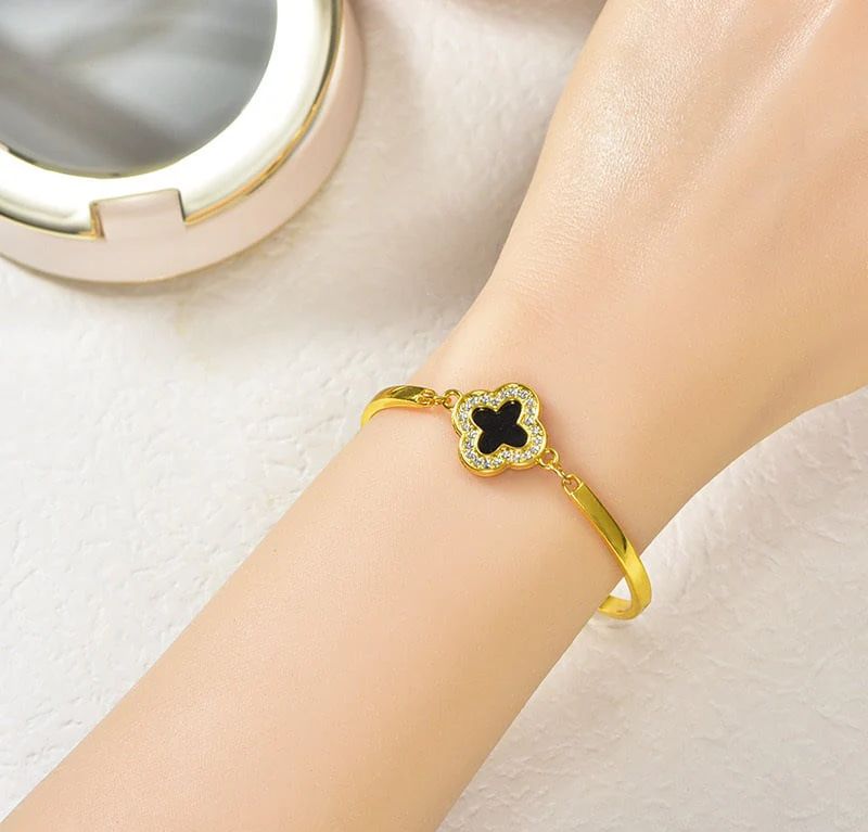 Golden Clover Openable Bracelet – Timeless Elegance for Every Occasion